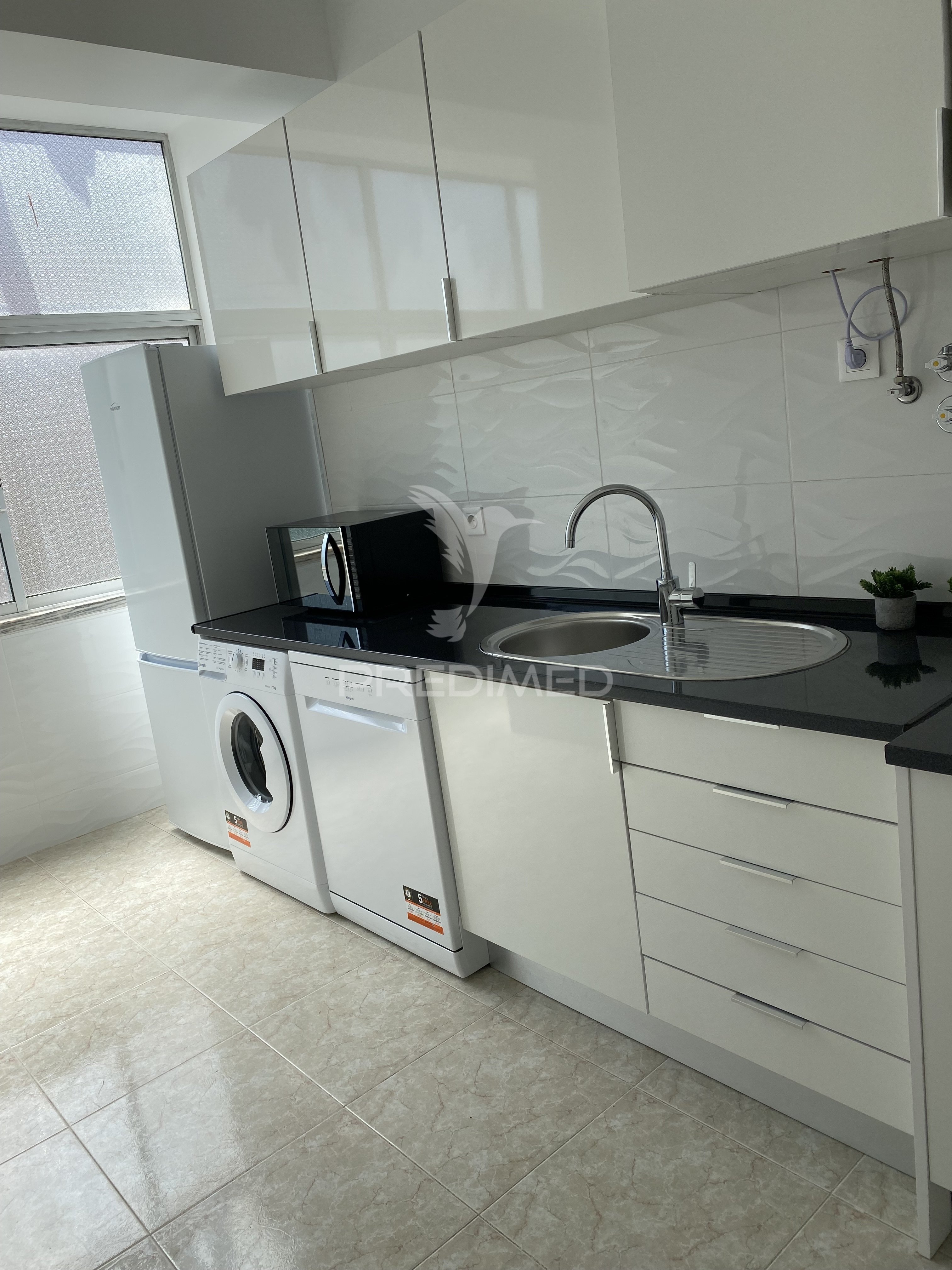 Renovated 2-Bedroom Apartment near Amadora Train Station · Mina de Água