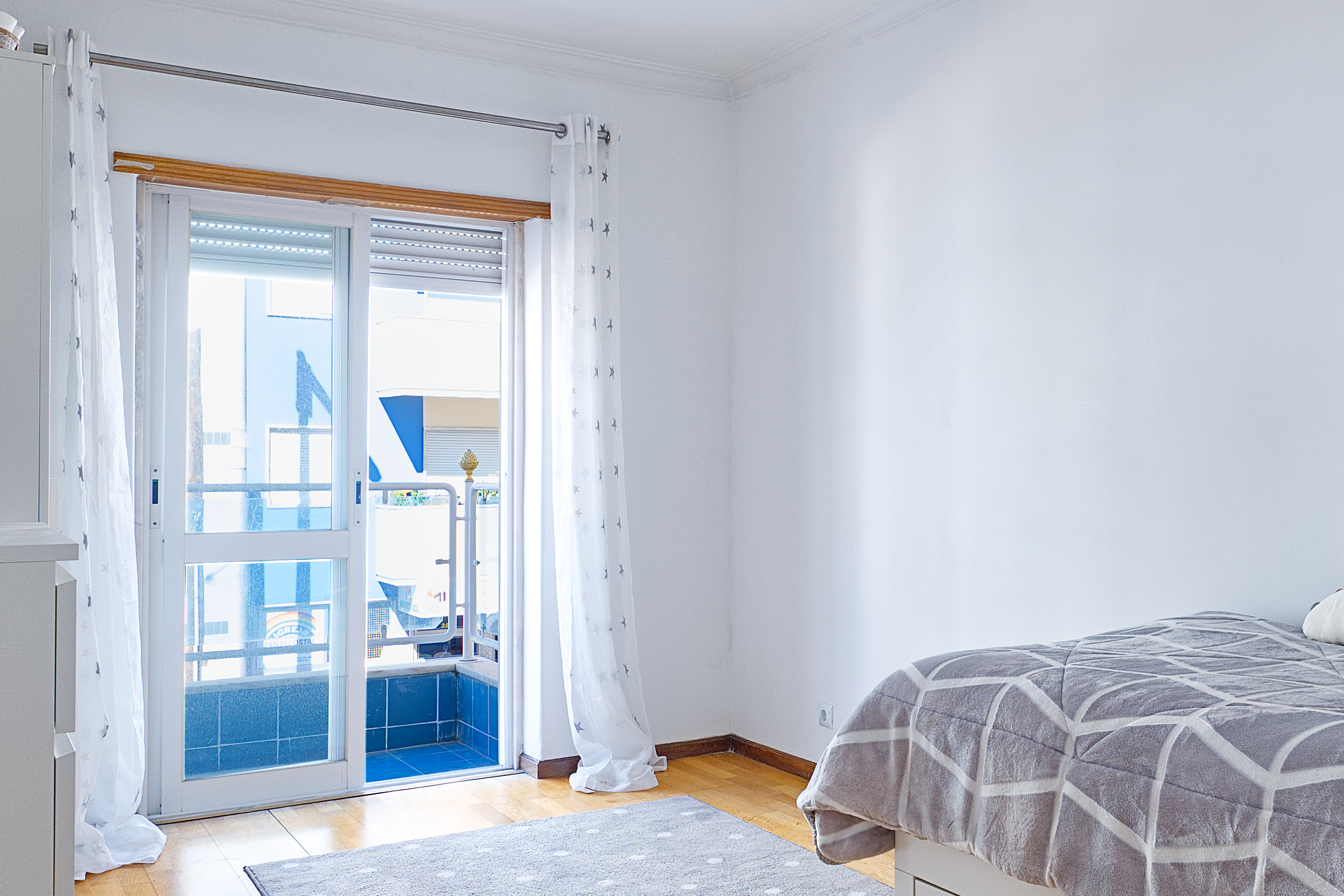 T2-Wohnung mit Parkplatz und Balkonen im Zentrum von Almada · 5