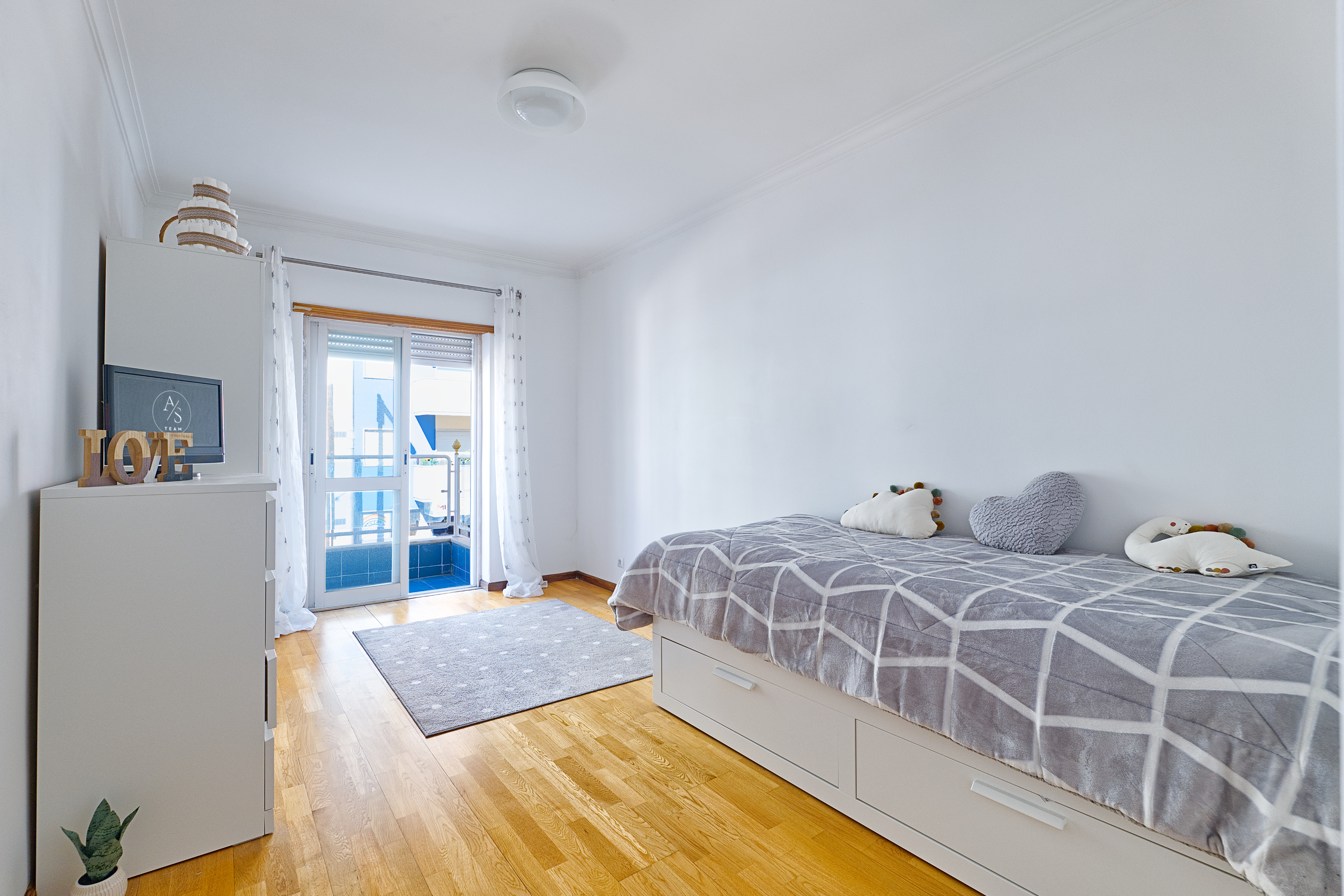 T2-Wohnung mit Parkplatz und Balkonen im Zentrum von Almada · 4